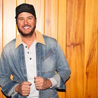 Luke Bryan Releases Title Track Of Upcoming Album 'SIGNS' thumbnail